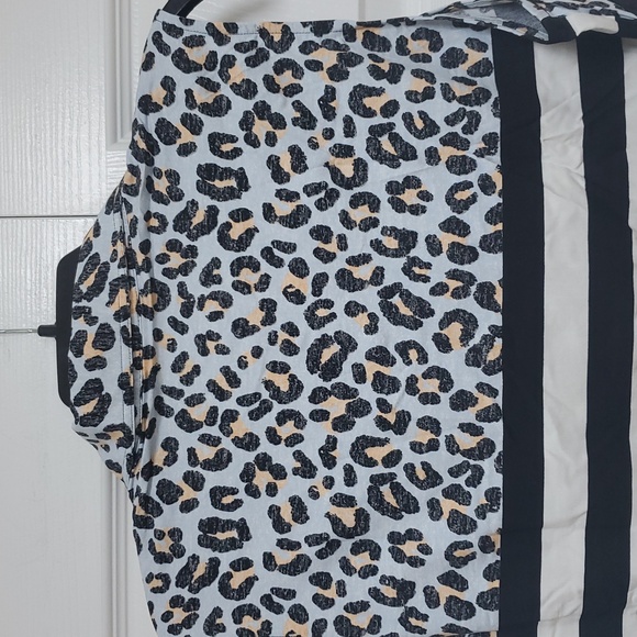 LuLaRoe Roxanne Snap Front Top - Picture 7 of 10